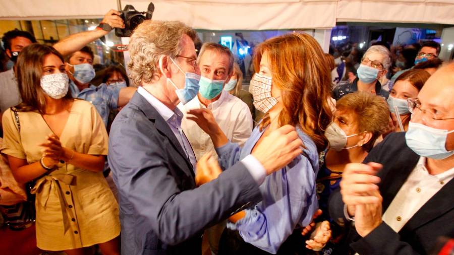 Alberto Núñez Feijóo abraza a su pareja tras ganar las elecciones gallegas con mayoría absoluta por cuarta vez