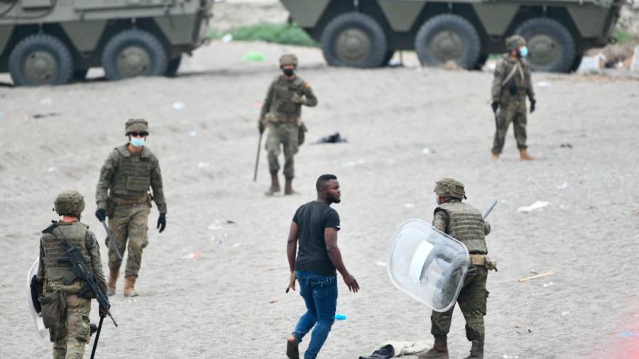 Militares del ejército español efectúan una devolución en caliente a uno de los migrantes que han entrado en Ceuta procedente de Marruecos, a 18 de mayo de 2021, en Ceuta, (España). Antonio Sempere / Europa Press 18/05/2021