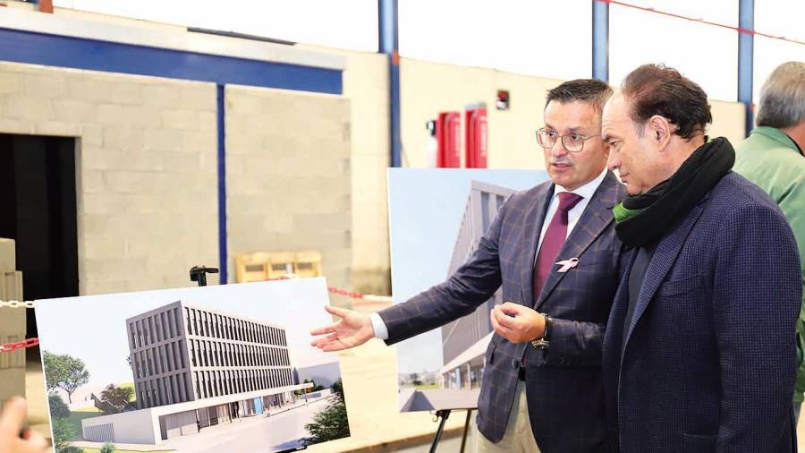 El conselleiro, José González, con el alcalde de Lalín, José Crespo, supervisando la maqueta del taller que se construirá en Botos. Foto: Sangiao