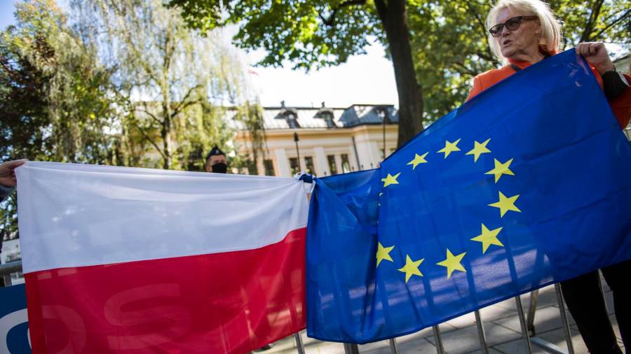 Banderas de Polonia y la UE durante una protesta por la disputa entre Varsovia y Bruselas - ATTILA HUSEJNOW / ZUMA PRESS / CONTACTOPHOTO