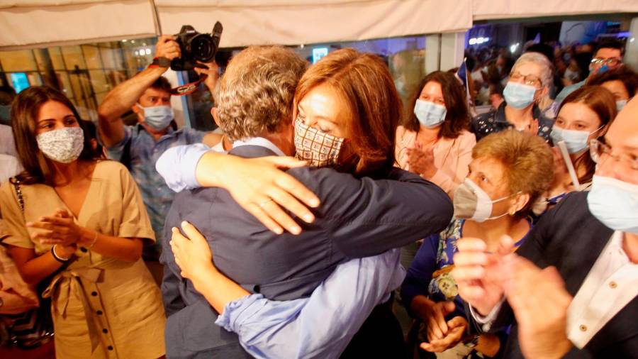 Alberto Núñez Feijóo abraza a su pareja tras ganar las elecciones gallegas con mayoría absoluta por cuarta vez
