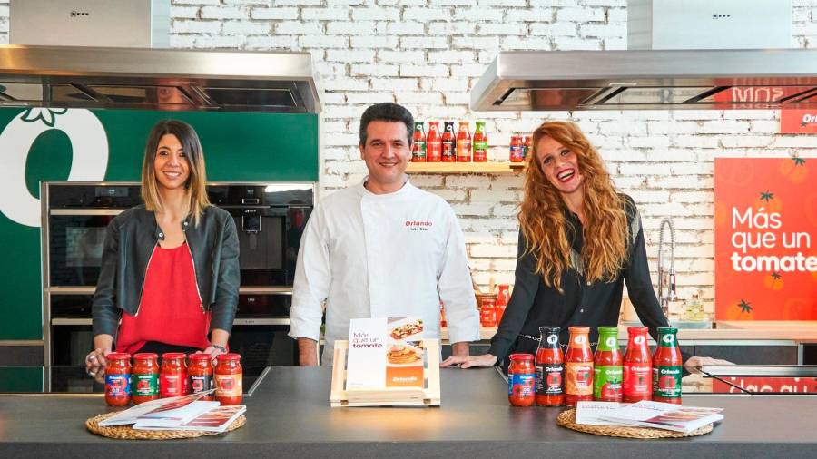 Elisenda Picola, directora de ‘marketing’ de Orlando; Iván Sáez, chef y embajador de Orlando, y María Castro, actriz. Foto: https://www.comunicae.es/