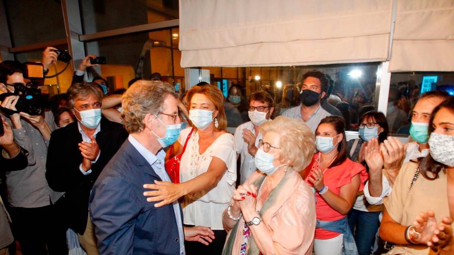 Alberto Núñez Feijóo saluda a su madre tras ganar las elecciones gallegas con mayoría absoluta por cuarta vez