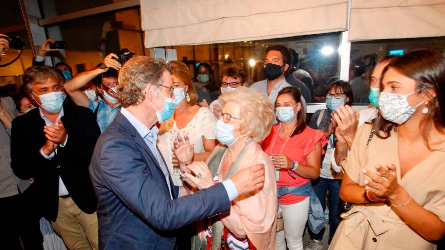 Alberto Núñez Feijóo saluda a su madre tras ganar las elecciones gallegas con mayoría absoluta por cuarta vez