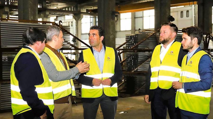 Luis López, centro, con los responsables de Extrugasa en el interior de la fábrica de la empresa gallega en Campaña. Foto: X. G.