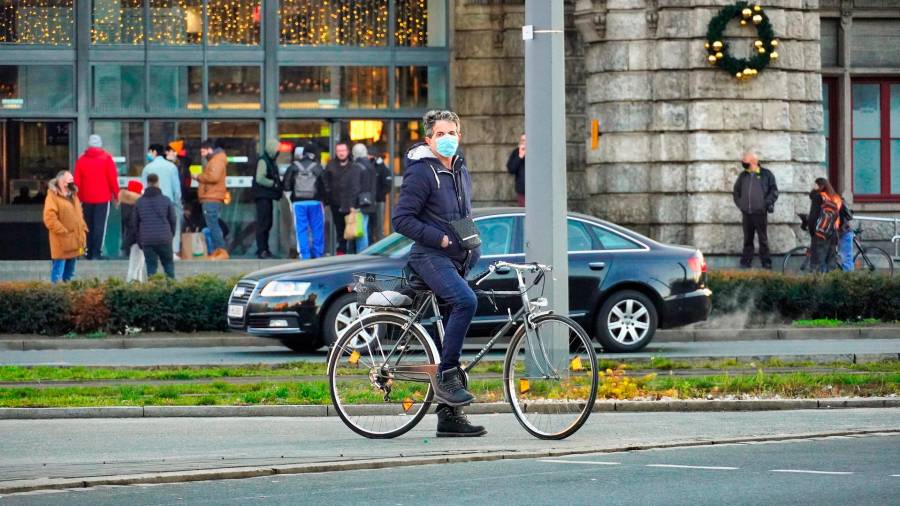 ACTUALIDADE Unha persoa que vai na bicicleta nestos tempos da pandemia da COVID.