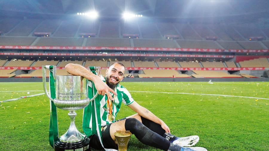 Borja Iglesias posando con la Copa del Rey y su trofeo como mejor jugador de la final. Foto: Real Betis Balompié