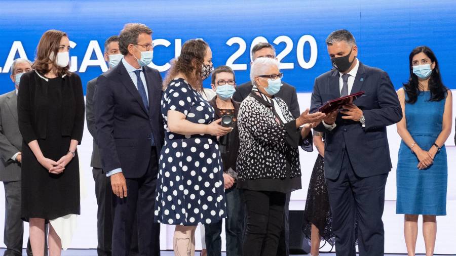 Na imaxe, da entrega das Medallas de Galicia 2020, o presidente da Xunta, Alberto Núñez Feijóo, xunto a dous pacientes da COVID, fan entrega da distinción aos profesionais sanitarios que loitaron contra a pandemia. XUNTA