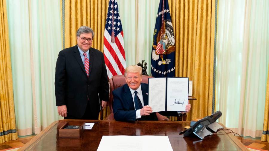 Foto de archivo del fiscal general de Estados Unidos, William Barr, y Donald Trump, en el Despacho Oval de la Casa Blanca. FOTO: SMG / ZUMA PRESS