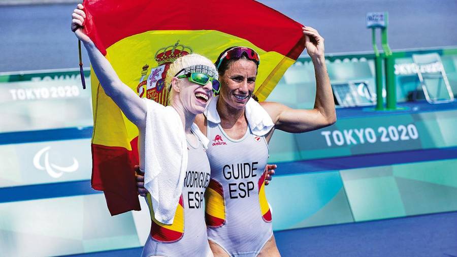 La gallega Susana Rodríguez Gacio, oro paralímpico, junto a su guía Sara Loehr. Foto: CPE