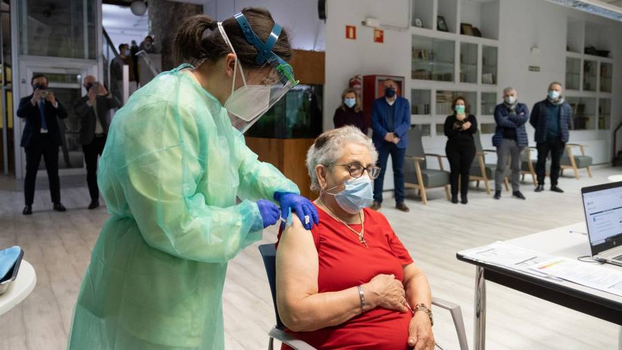 En la foto de archivo, Nieves Cabo Vidal, la primera gallega en recibir la vacuna del COVID en Galicia. XUNTA