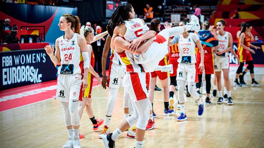 Las jugadoras de España celebrando el triunfo en el partido ante Montenegro. Foto: FIBA
