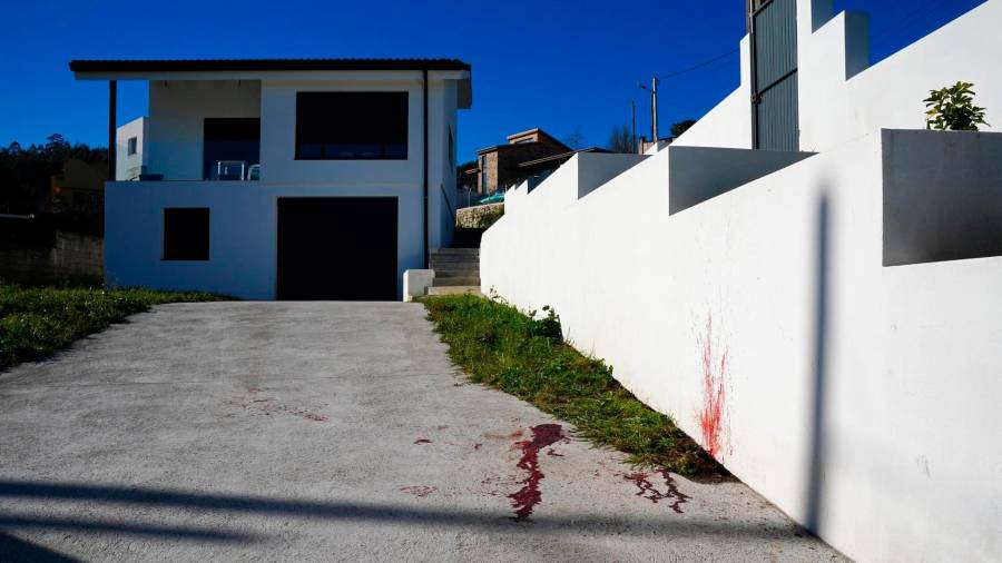 Sangre en el exterior de la vivienda donde ha sido hallado el cuerpo de una mujer, en el barrio de Percibilleira, en Baiona. FOTO: Álvaro Ballesteros
