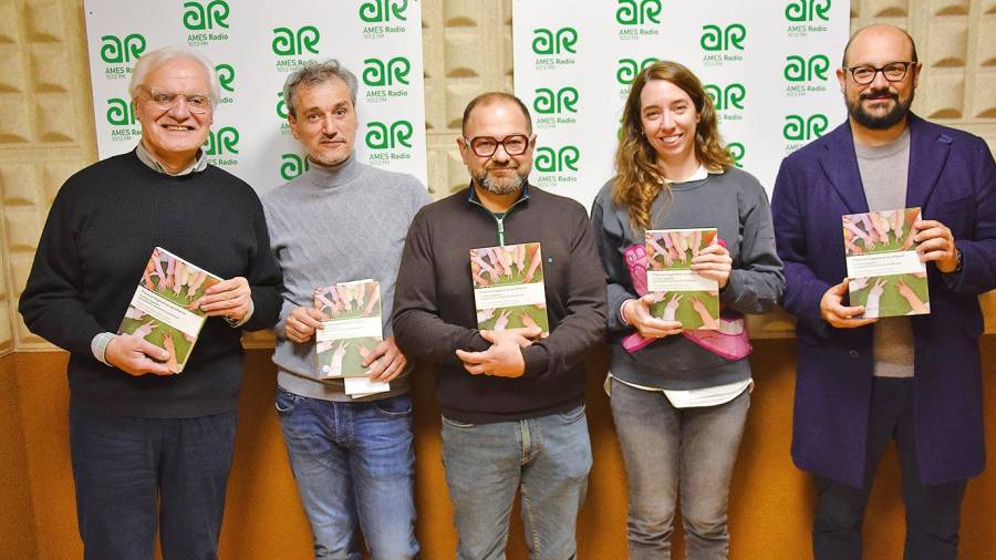 Freixanes, esquerda, con Juan Luis Silva, Ignacio Iglesias, Escarlata Pampín e David Santomil en Radio Ames. Foto: CDA
