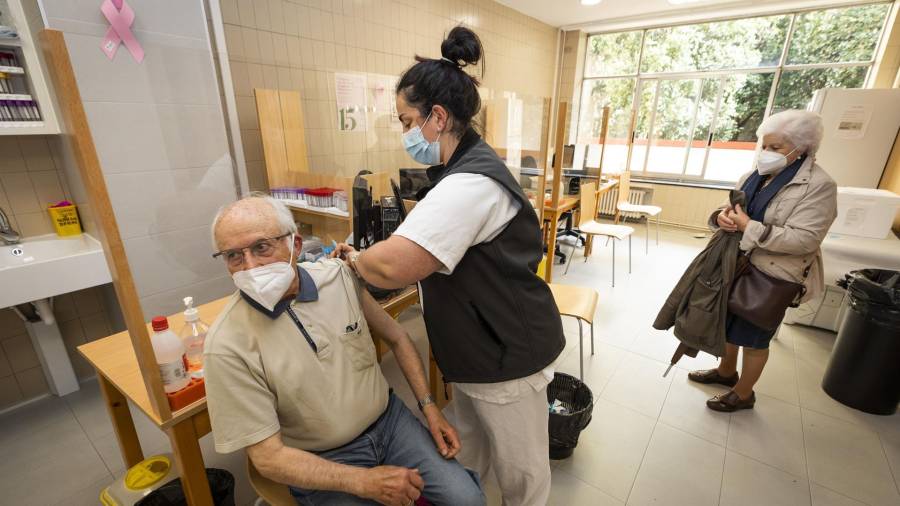 Una sanitaria vacuna a un hombre mayor de 80 años con la dosis de Pfizer en el ambulatorio Virgen Peregrina, en Pontevedra, Galicia (España), el pasado 1 de abril de 2021. BEATRIZ CISCAR/EUROPA PRESS