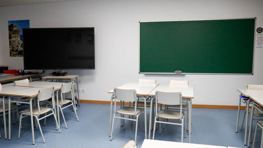 Sillas y mesas vacías en el aula de un colegio. ÓSCAR J. BARROSO/EUROPA PRESS