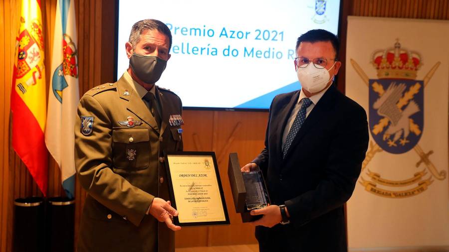 J. González recibe o Premio Azor de mans de Luis Cortés, xeneral xefe da Brilat. Foto: Xunta.
