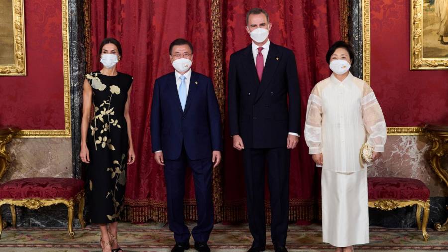 LOS REYES DE ESPAÑA, junto al presidente de Corea del Sur y su mujer, durante la cena en el Palacio Real. Foto: EP