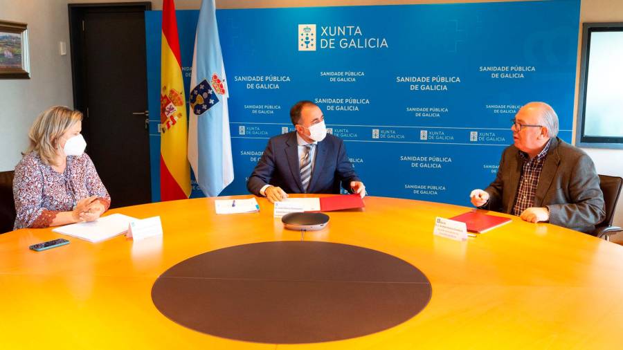 Eloína Núñez, desde la izquierda, con el conselleiro Julio García y el alcalde Andrés García. Foto: CDB