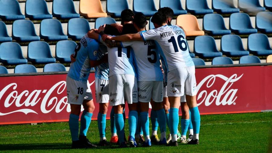 Los jugadores del Compostela celebran haciendo piña el gol anotado por Miki. Foto: Amadeo Rey