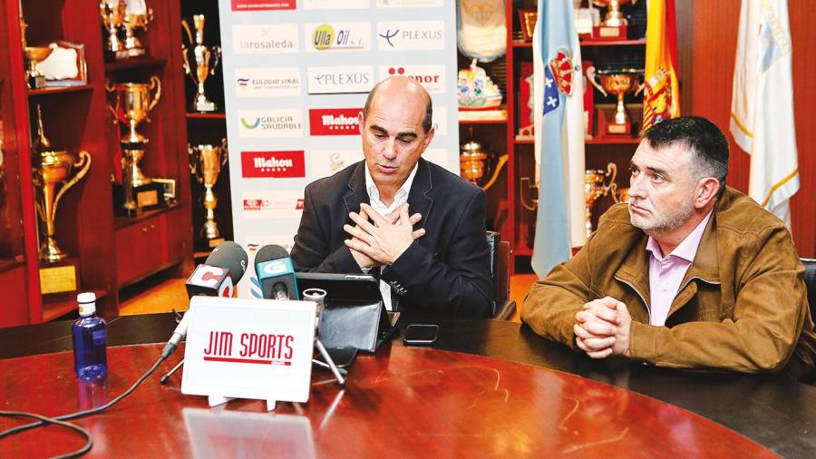 El expresidente Quinteiro (i) y el actual vicepresidente del club, Javier García, durante una rueda de prensa en 2016. Foto: A. H. 
