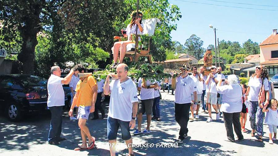 Procesión. En la procesión no solo sale Sanviño en andas, alguna atrevida más se arriesga. Foto: C. Pardal