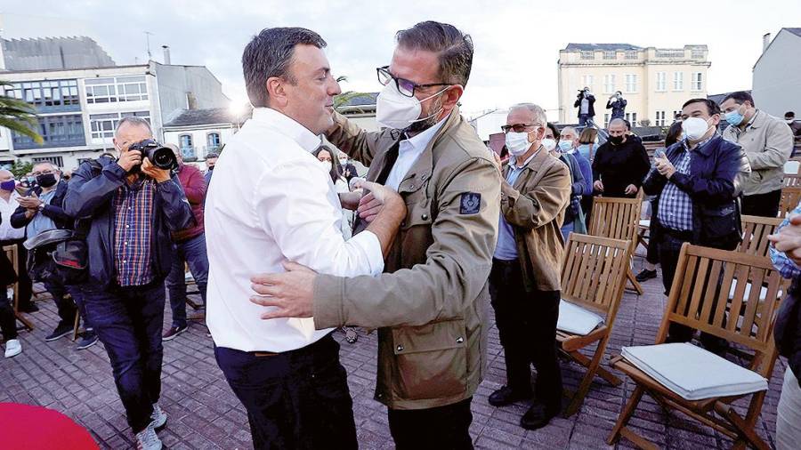 Formoso abraza al alcalde de Ferrol, Ángel Mato, en el acto en As Pontes. Foto: Kiko Delgado/Efe