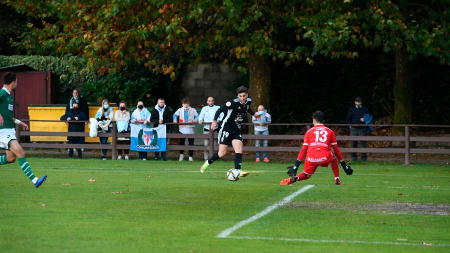 ASISTENCIA Escudero intenta un pase de gol en los instantes iniciales. Foto: Amadeo Rey