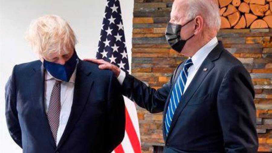Boris Johnson saludado por Joe Biden. Foto: Europa Press