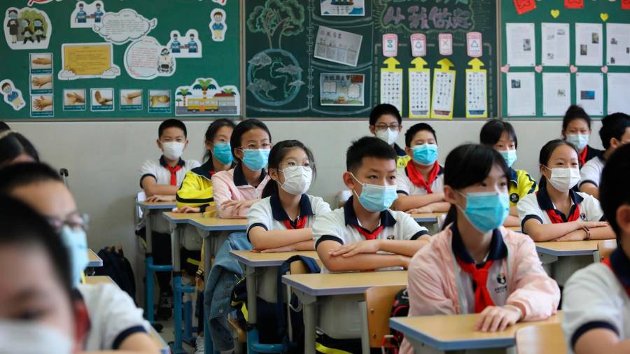 Estudiantes con mascarilla en una escuela de Pekín. FOTO: E.P.