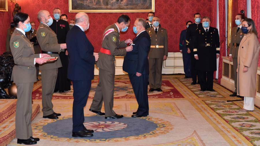 El general Arrazola le impone la Cruz al Mérito Militar con distintivo blanco al doctor Carro Otero. Foto: CGMAM