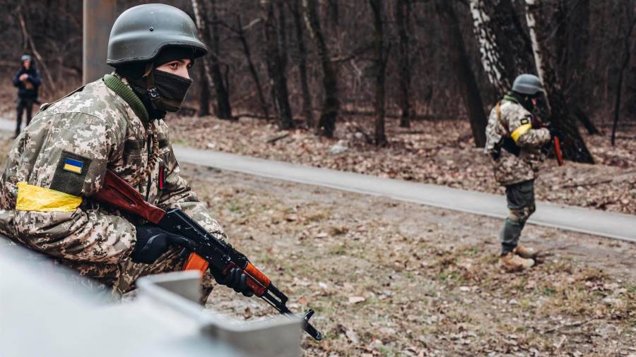 Un soldado del ejército ucraniano observa su posición