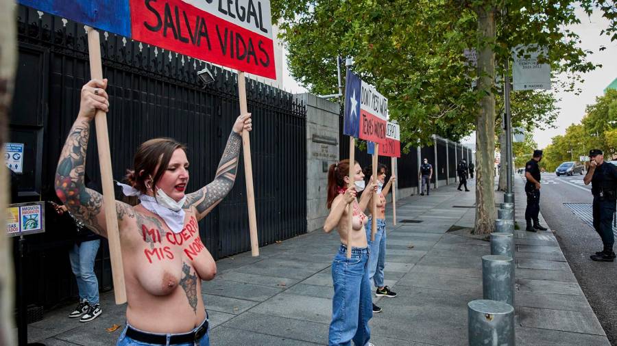 Foto de archivo de varias activistas de Femenen una protesta contra la nueva ley del aborto. FOTO: Jesús Hellín