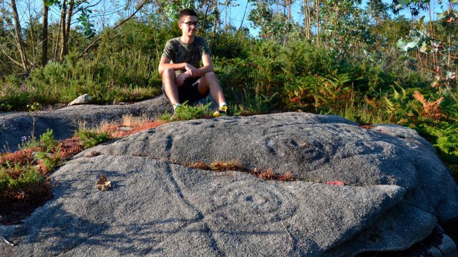 No ano 2019 cando descubriu os primeiros petróglifos na Pedra da Cruz. Foto: Jesús Roget