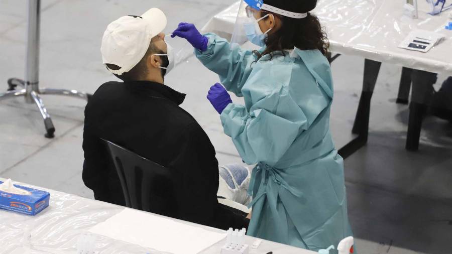 En la imagen de archivo, un hombre se somete a un test de antígenos. MARTA VÁZQUEZ RODRÍGUEZ/EUROPA PRESS