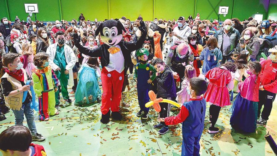 Concurrida fiesta infantil en el pabellón padronés de O Souto. Foto: CDP