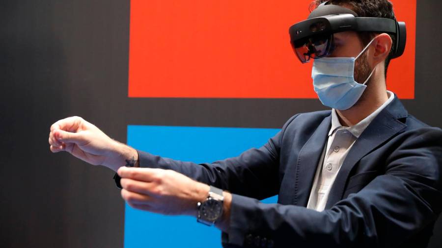 Un joven observa con unas gafas de realidad virtual en el Tech Show en la Feria de Madrid
