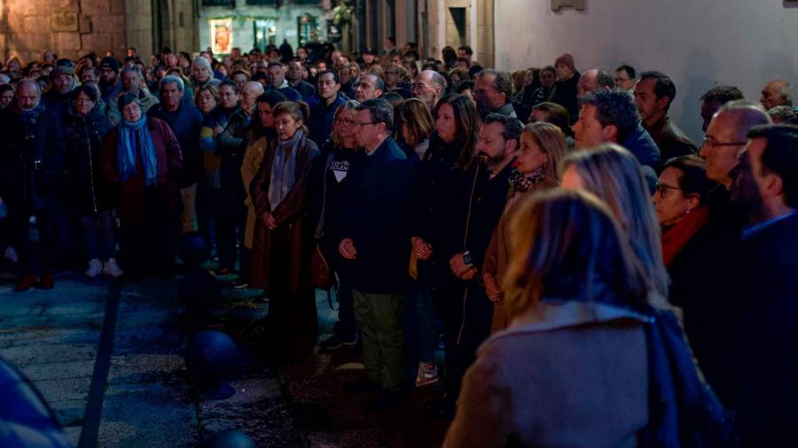 Vecinos de Baiona y representantes políticos guardan un minuto de silencio tras el asesinato machista ocurrido en la localidad. - GUSTAVO DE LA PAZ - EUROPA PRESS