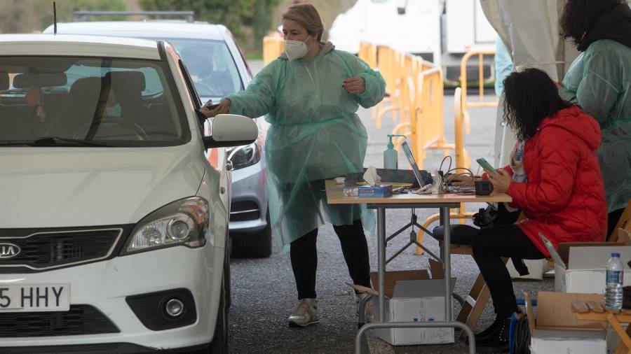 En la imagen de archivo, una trabajadora sanitaria atiende a una persona que ha acudido a realizarse un test de antígenos de COVID en Monforte de Lemos, Lugo. CARLOS CASTRO/EUROPA PRESS