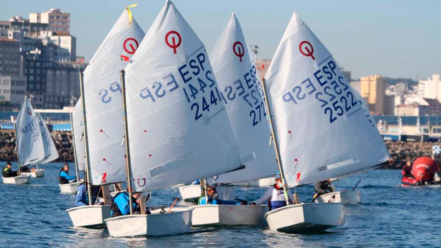 IGUALDAD Algunos de los participantes en el Trofeo Aurelio Fernández Lage, en aguas de A Coruña. Foto: Pedro Seoane