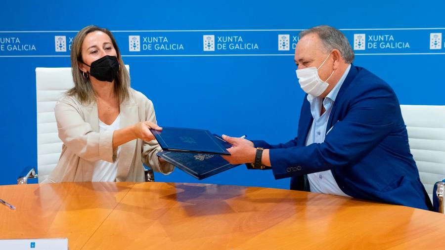 Ethel Vázquez e José Manuel López asinaron o convenio de colaboración. Foto: Xunta