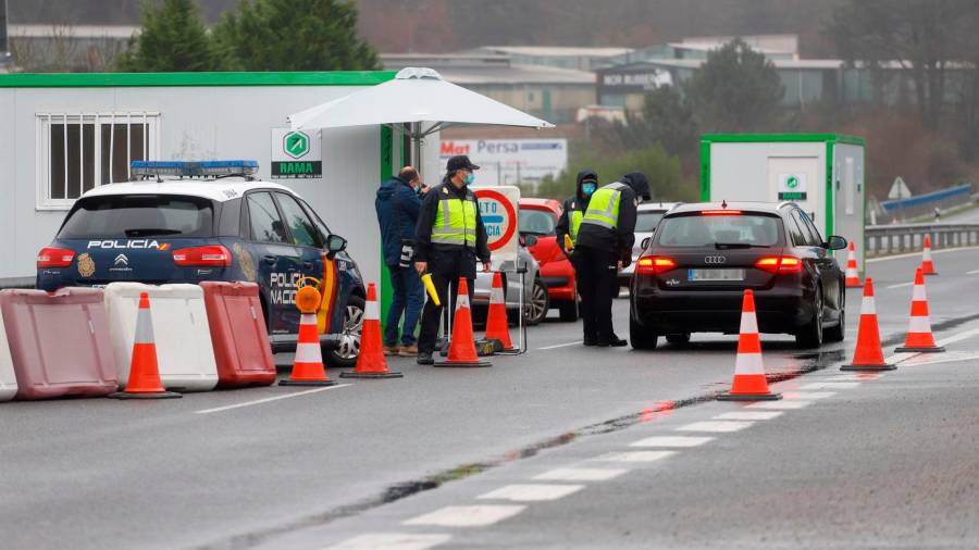 Varios agentes de la Policía Nacional paran a vehículos en un control en la frontera del Puente Internacional Tui-Valença