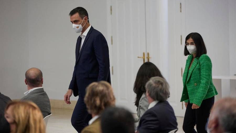 La ministra de Sanidad, Carolina Darias y el presidente del Gobierno, Pedro Sánchez ,en el Palacio de la Moncloa, a 9 de octubre de 2021, en Madrid (España). FOTO: J. Hellín. POOL - Europa Press