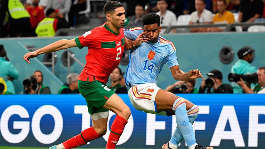 ko. El marroquí Achraf Hakimi ante Balde en el partido del Mundial de Catar. Foto: Robert Michael/dpa/ Europa Press