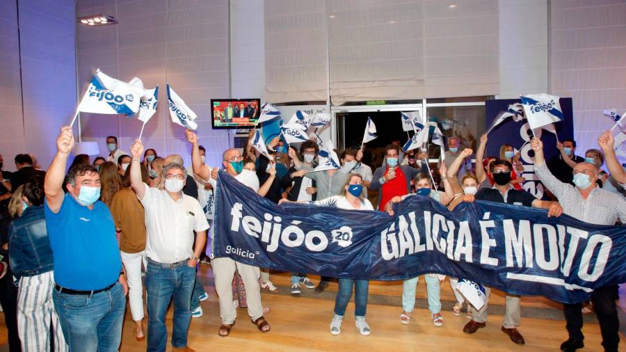 Seguidores del PPdeG esperando la aparición de Alberto Núñez Feijóo tras ganar las elecciones gallegas con mayoría absoluta por cuarta vez