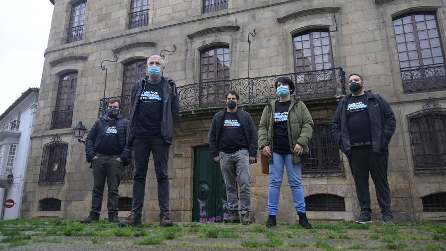 Imagen de archivo de activistas y militantes del BNG condenados a pagar 180 euros por la protesta realizada en la Casa Cornide para pedir su devolución FOTO: M. DYLAN
