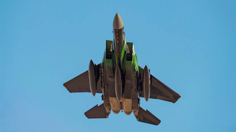 Foto de archivo de un avión de combate F-15 saudí en Riad