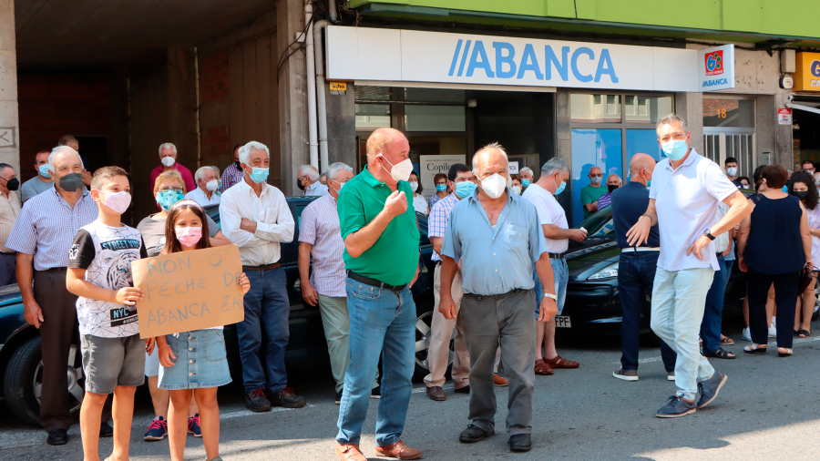 Concentración veciñal diante da oficina de Abanca que pechou en Zas. Foto: Concello de Zas