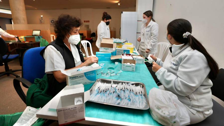 Sanitarias preparan los sueros para ser administrados en Pontevedra. Foto: Beatriz Ciscar / E.P.