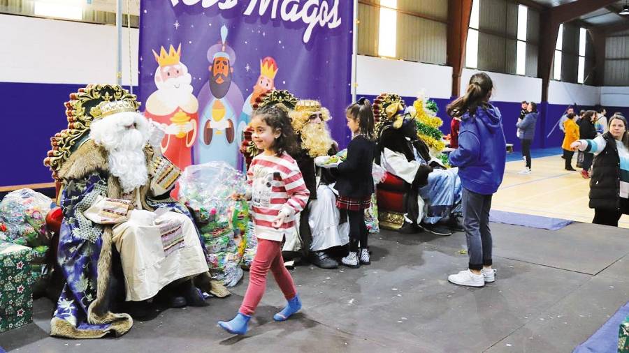 Los Reyes reciben a los niños y niñas de Frades. Foto: Concello de Frades